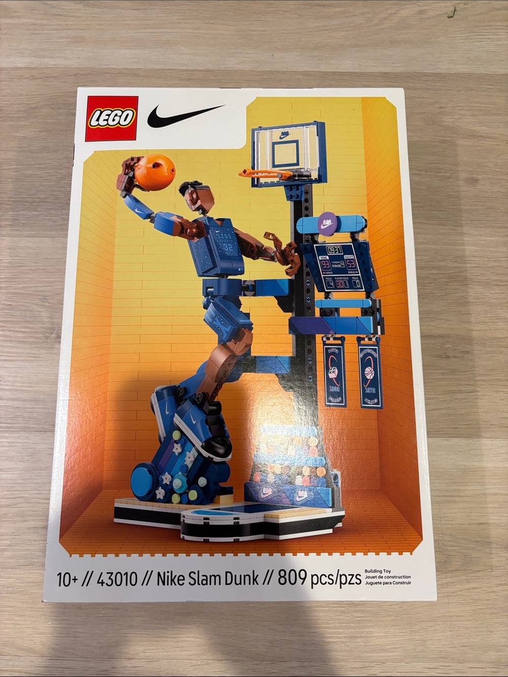 Lego Nike Slam Dunk Basketball Robot in Blue and Orange